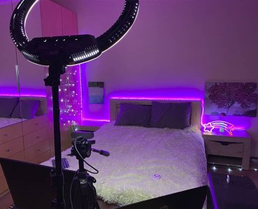 webcam model workstation lighting